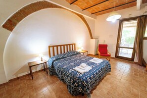 Cortinas blackout, wifi gratis y ropa de cama 