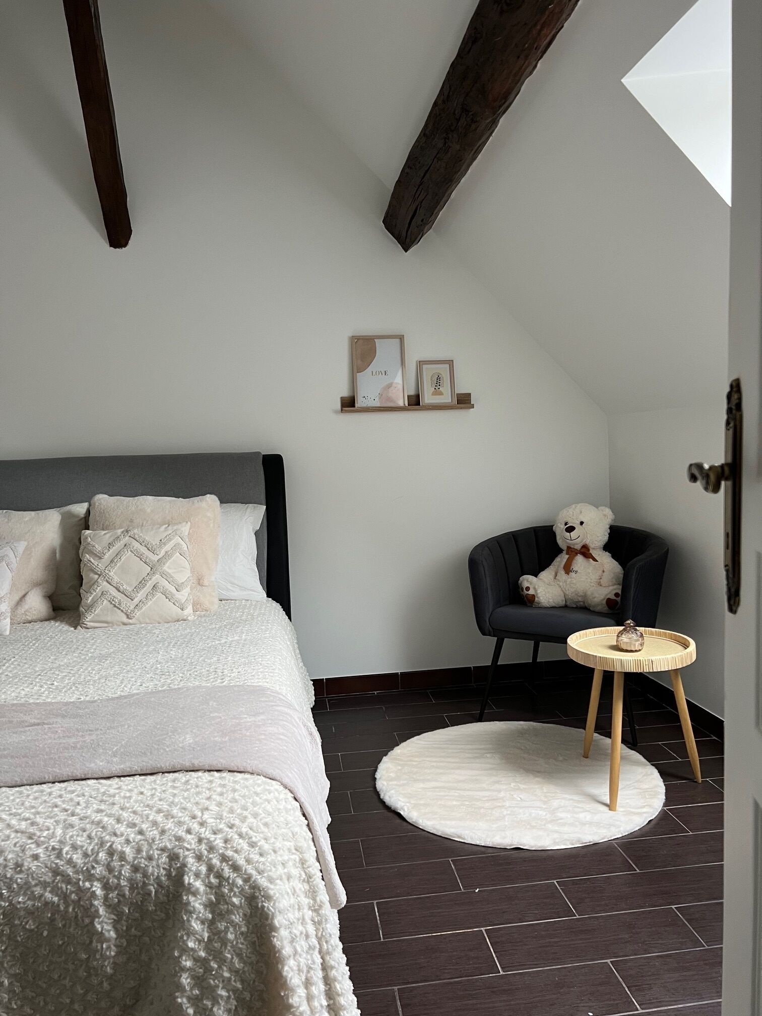 2 bedrooms, bed sheets