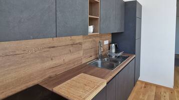 Departamento Confort, 2 habitaciones, vista a la ciudad | Cocina privada | Tetera eléctrica y tostadora