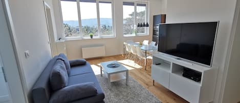 Comfort Apartment, 3 Bedrooms, City View | Living room | Flat-screen TV