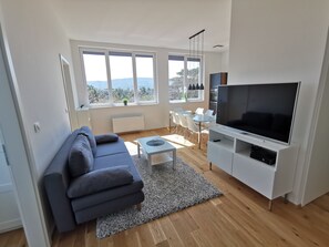 Comfort Apartment, 3 Bedrooms, City View | Living room | Flat-screen TV