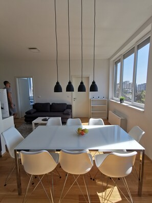 Comfort Apartment, 3 Bedrooms, City View | In-room dining