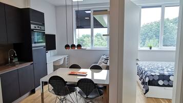 Departamento Confort, 1 habitación, vista a la ciudad | Área de sala de estar | Televisión de pantalla plana