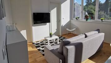 Departamento Confort, 2 habitaciones, vista a la ciudad | Área de sala de estar | Televisión de pantalla plana