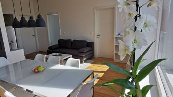 Departamento Confort, 3 habitaciones, vista a la ciudad | Área de sala de estar | Televisión de pantalla plana