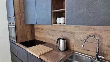 Departamento Confort, 2 habitaciones, vista a la ciudad | Cocina privada | Tetera eléctrica y tostadora