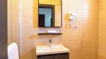 Dusj, hårføner og håndklær