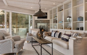 Smart TV, fireplace