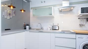 Fridge, microwave, oven, stovetop