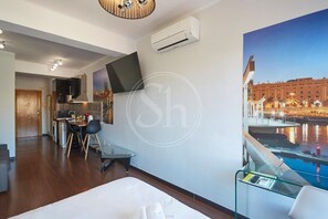 1 dormitorio, tabla de planchar con plancha, wifi y ropa de cama