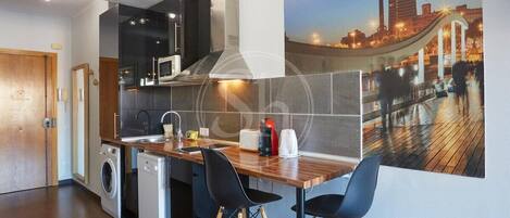 Réfrigérateur, micro-ondes, plaque de cuisson, lave-vaisselle