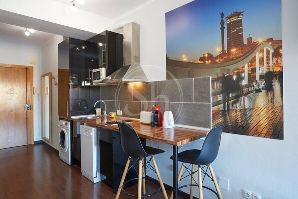 Frigorífico, microondas, placa de cocina y lavavajillas