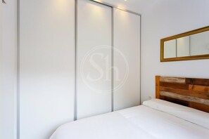 2 bedrooms, iron/ironing board, WiFi, bed sheets - Wonderful Villarroel Apartment (Barcelona)