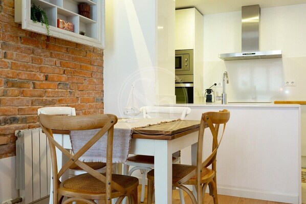 Dining - Wonderful Villarroel Apartment (Barcelona)