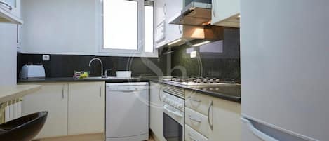 Réfrigérateur, un four, surface de cuisson, lave-vaisselle