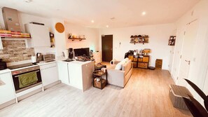 Fridge, microwave, oven, stovetop - Fabulous, modern North London apartment (Harrow)