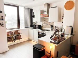 Geladeira, micro-ondas, fogão, cooktop