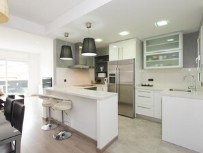 Fridge, microwave, oven, stovetop - Bright apartment close to the Sagrada Familia (Barcelona)