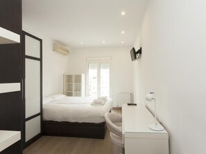 3 slaapkamers, een bureau, een strijkplank/strijkijzer, wifi