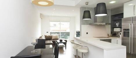 Réfrigérateur, micro-ondes, four, plaque de cuisson