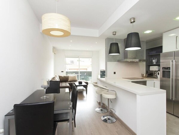 Fridge, microwave, oven, stovetop - Bright apartment close to the Sagrada Familia (Barcelona)
