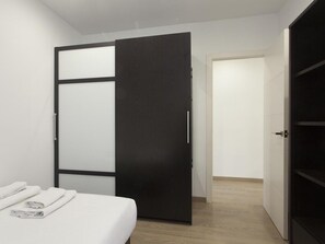 3 bedrooms, desk, iron/ironing board, WiFi