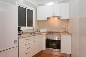 Réfrigérateur, four, plaque de cuisson, cafetière/bouilloire