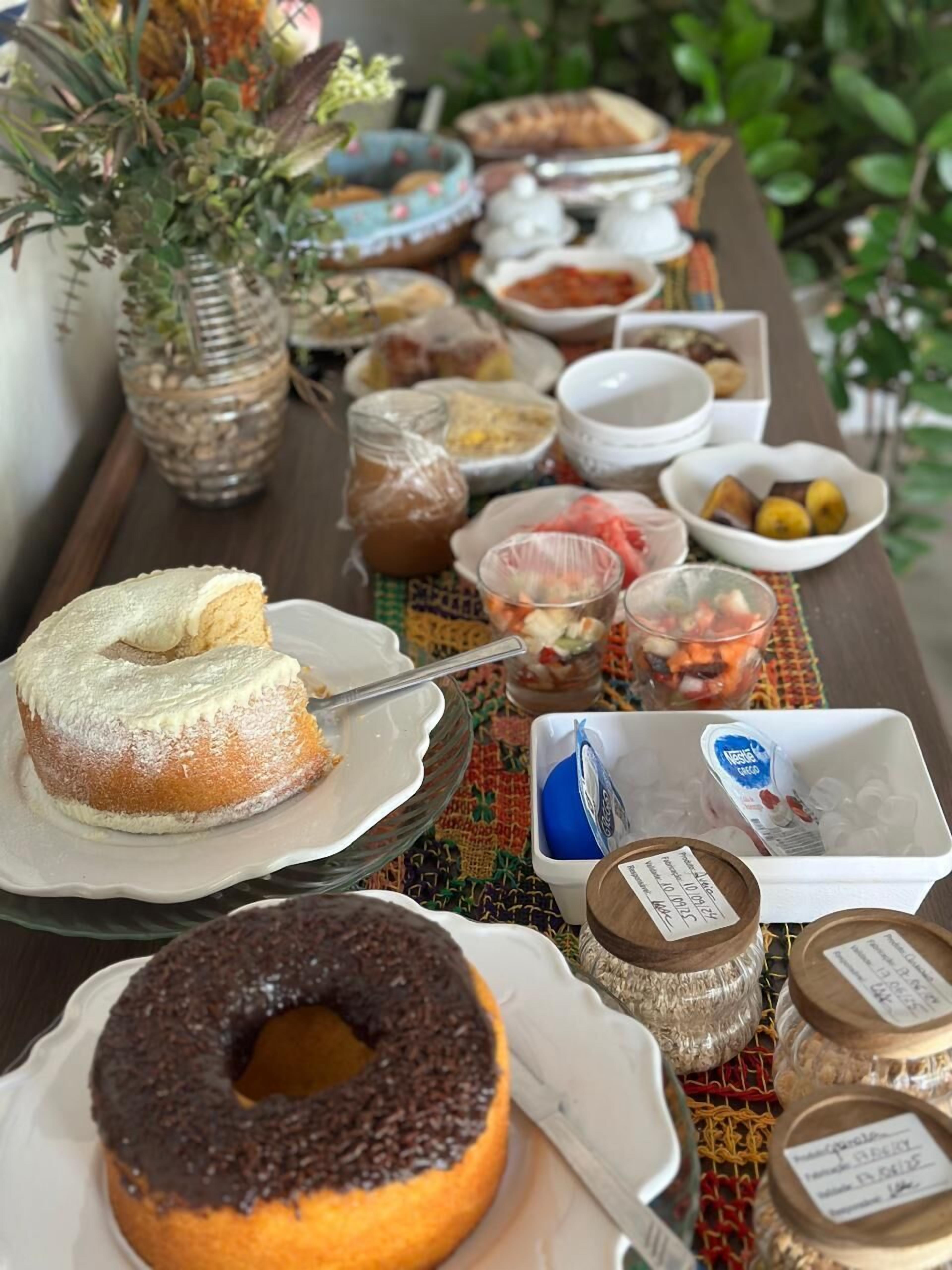 Una mesa de buffet con diferentes alimentos y salsas.