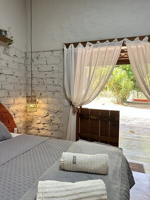 Literie de qualité supérieure, ameublement personnalisé, Wi-Fi gratuit