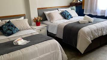 Quarto duplo família, vista para o pátio | Roupas de cama premium, individualmente mobiliados, Wi-Fi de cortesia