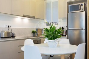 Fridge, microwave, oven, stovetop - Familiar Apartamento Encants (Barcelona)