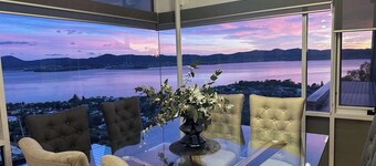 Serenity@Sandy Bay: Family home with Hot Tub