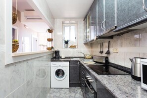 Frigorifero, microonde, forno, piano cottura