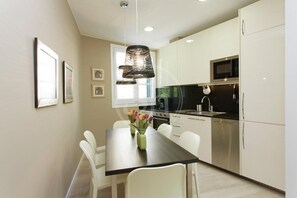 Réfrigérateur, four, plaque de cuisson, cafetière/bouilloire