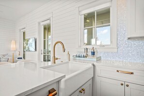 Een douche, een haardroger, handdoeken