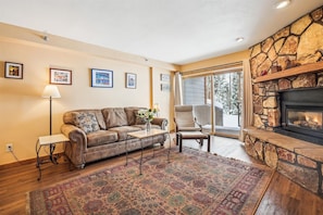 TV, fireplace - Cozy 1BR condo in Breckenridge with hot tub and wooded views Atrium 005! (Breckenridge)