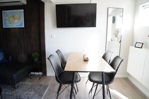Cabin, 1 Bedroom, Garden View | Dining