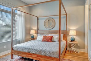 4 bedrooms, iron/ironing board, WiFi, bed sheets - 4BR Rooftop & firepit-15min drive to Broadway (Nashville)