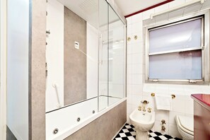 A modern bathroom with a glass-enclosed shower, a bathtub, a sink, and a toilet. - Centro Piazza San Marco 1 Bright & Central Apar (Milan)