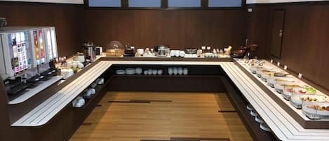 Desayuno buffet diario (JPY 1000 por persona)