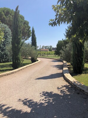 Property grounds - 10 minutes from Orange beautiful vacation home with large garden (Orange)