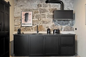 Réfrigérateur, plaque de cuisson, lave-vaisselle, cafetiÚre/bouilloire