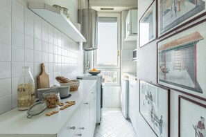 Apartment | Private kitchen | Fridge, microwave, oven, coffee/tea maker - Centro Piazzale Biancamano - Luminoso Bilocale in (Milan)