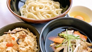 Tres tazones de comida: uno con fideos, otro con arroz y verduras, y un tercero con sopa y carne.
