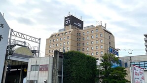 Un hotel de varios pisos con un letrero llamativo en la parte superior.