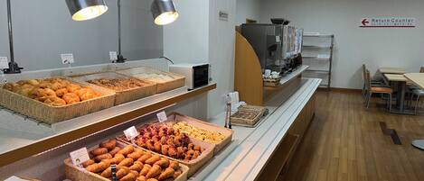 Desayuno autoservicio gratuito y diario