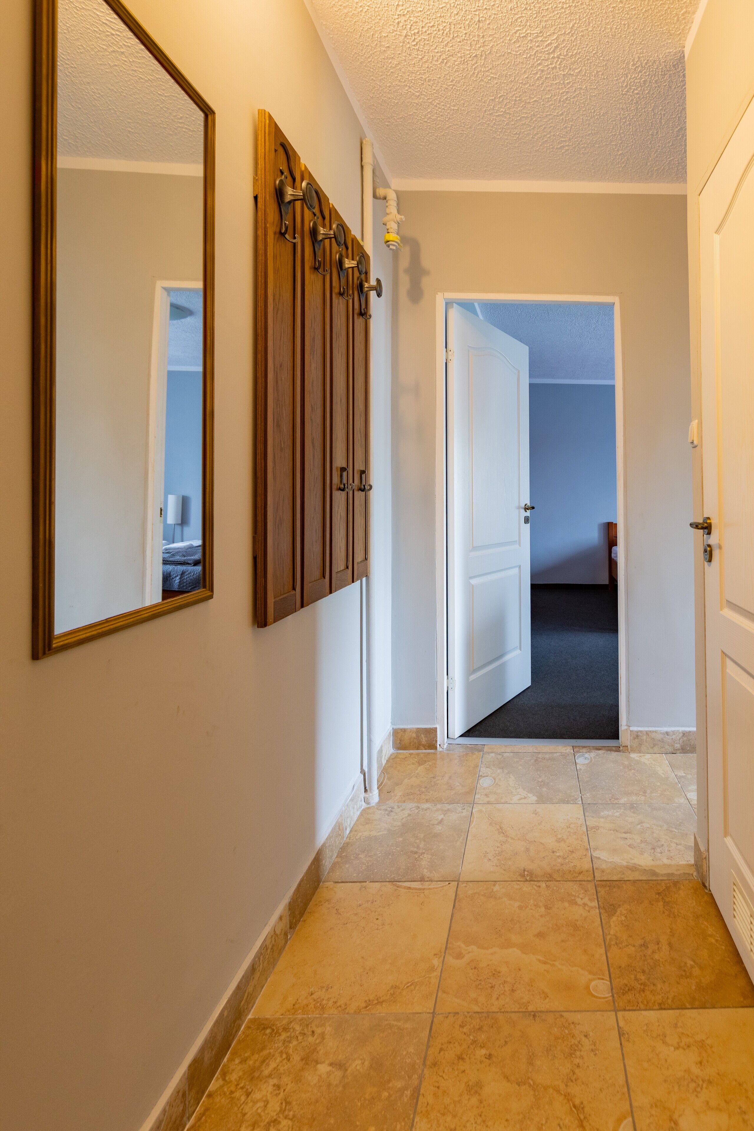 Perhestudiosviitti, näköala pihalle | Vuodevaatteet