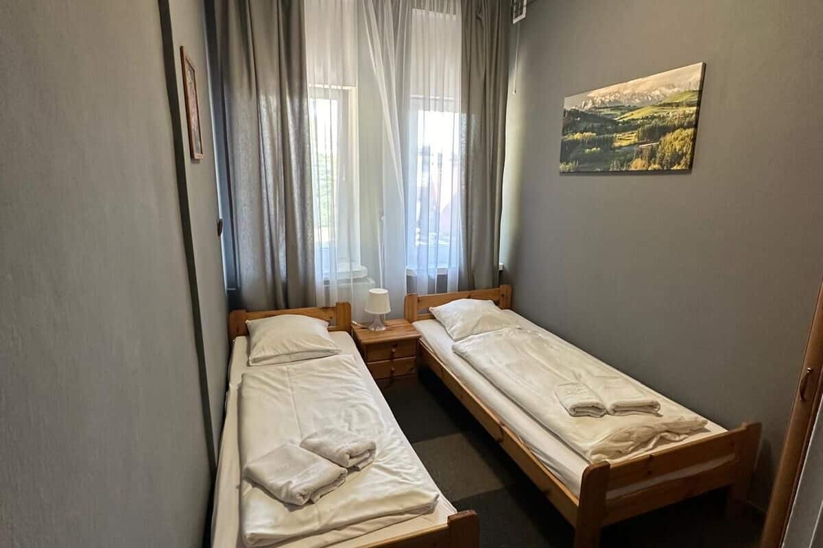 Chambre triple Standard, balcon, vue sur la cour intérieure | Literie fournie