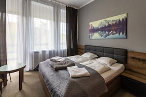 Dobbeltrom – standard, balkong, fjellutsikt | Sengetøy