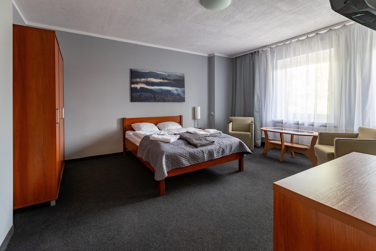 Suite studio familiale, vue sur la cour intérieure | Literie fournie